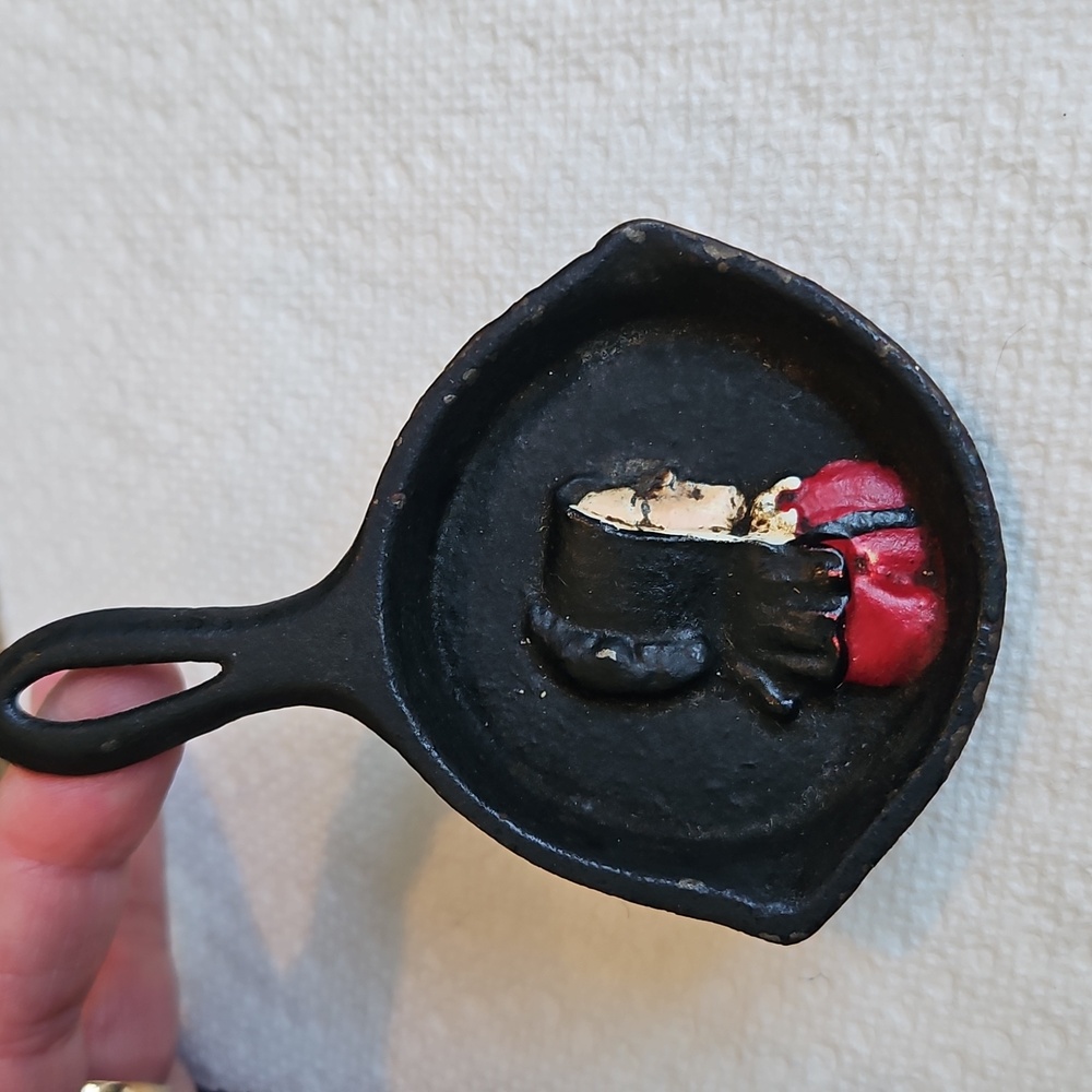 Set Of 2 Mini Cast Iron Decorative Skillets 60s Or 70s Vintage 1 Has Copywrite - Picture 3 of 6